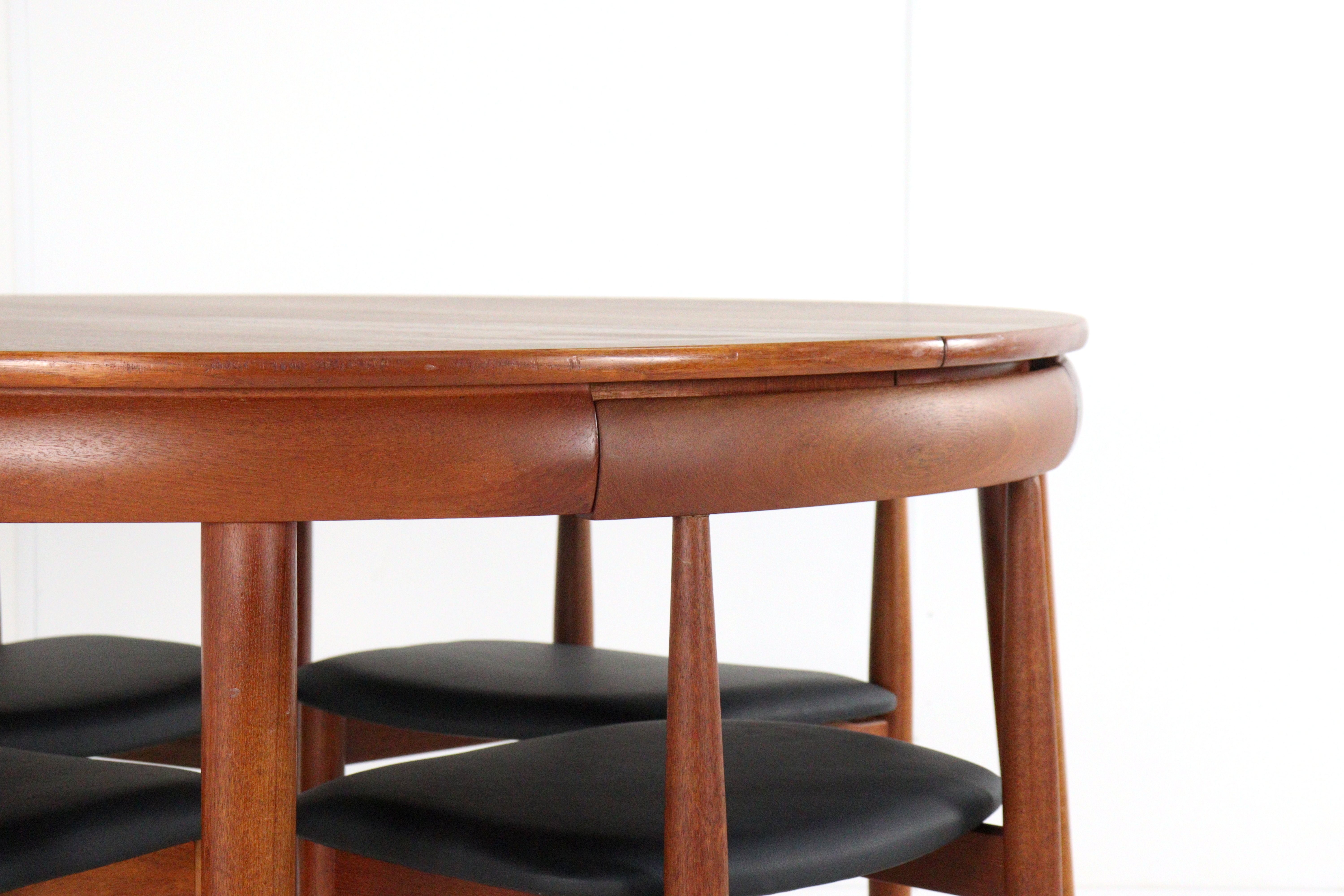 Hans Olsen voor Frem Røjle roundette eettafel + stoelen