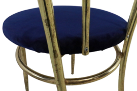 Messing stoel met koningsblauwe velvet bekleding (meerdere aanwezig)