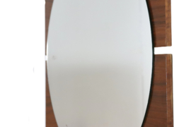 Ronde spiegel op houten achterwand