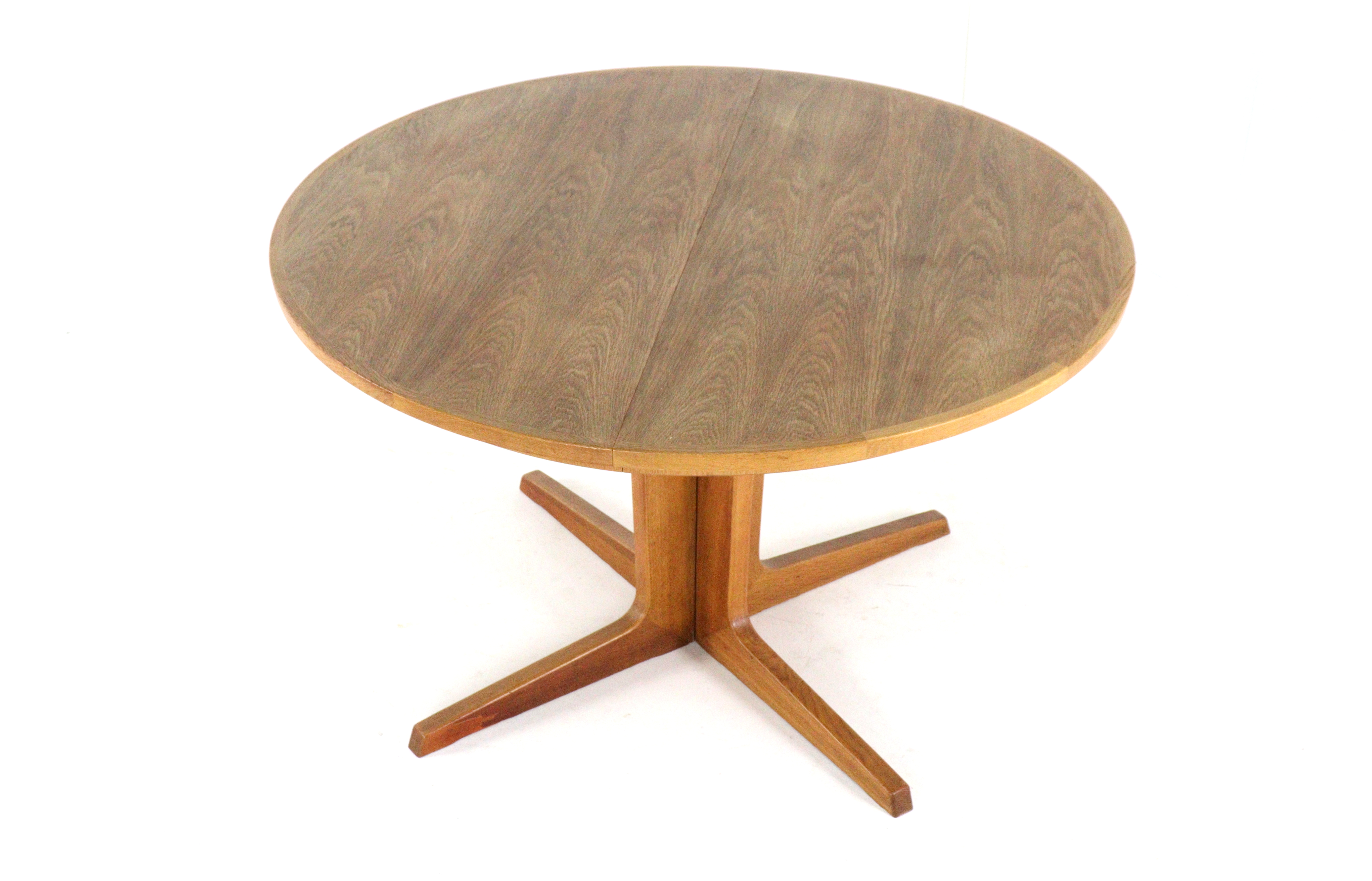 Bernhard Pedersen and Son eiken ronde 2x verlengbare eettafel 'Bogvad'