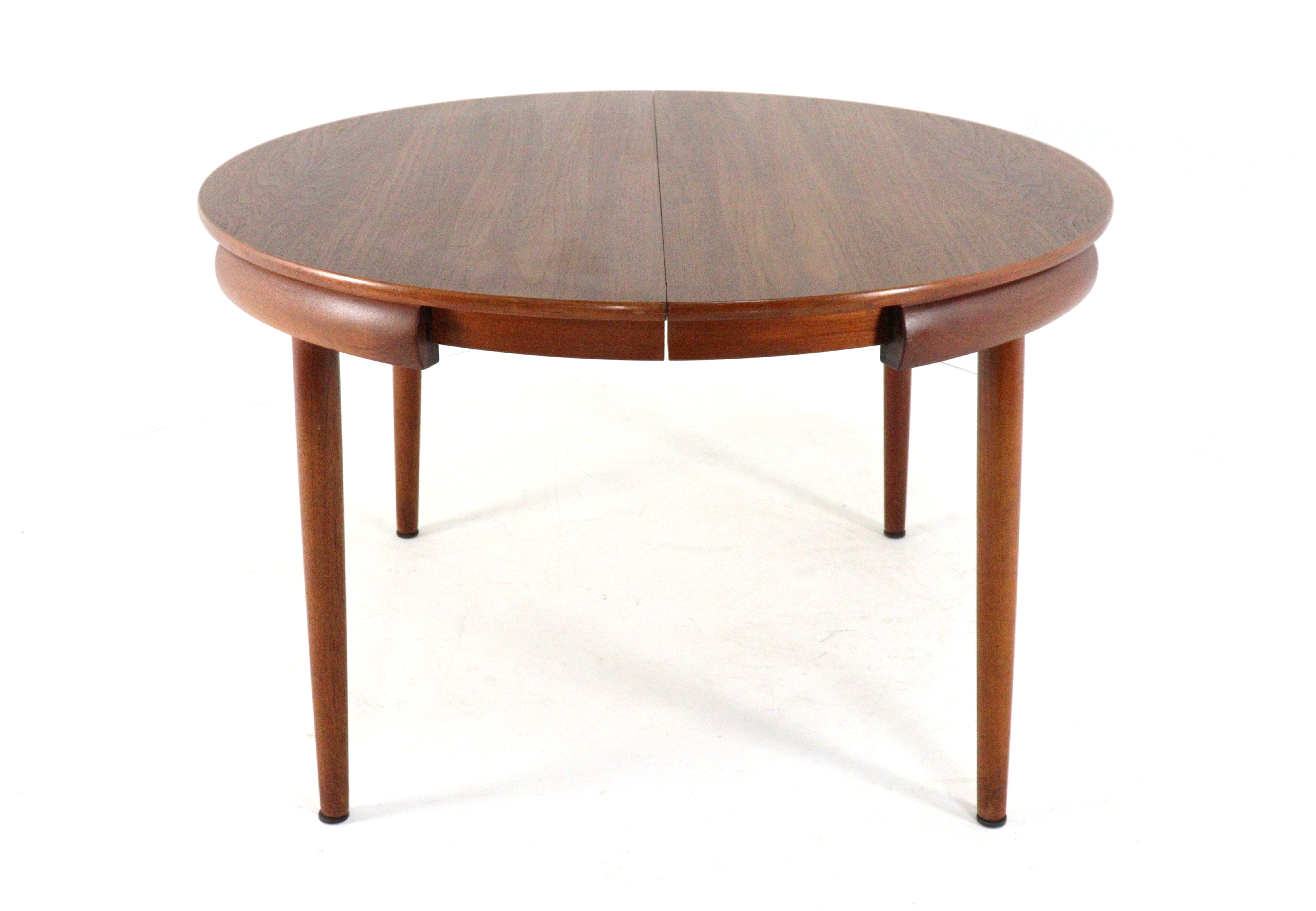 Hans Olsen voor Frem Røjle roundette eettafel + stoelen