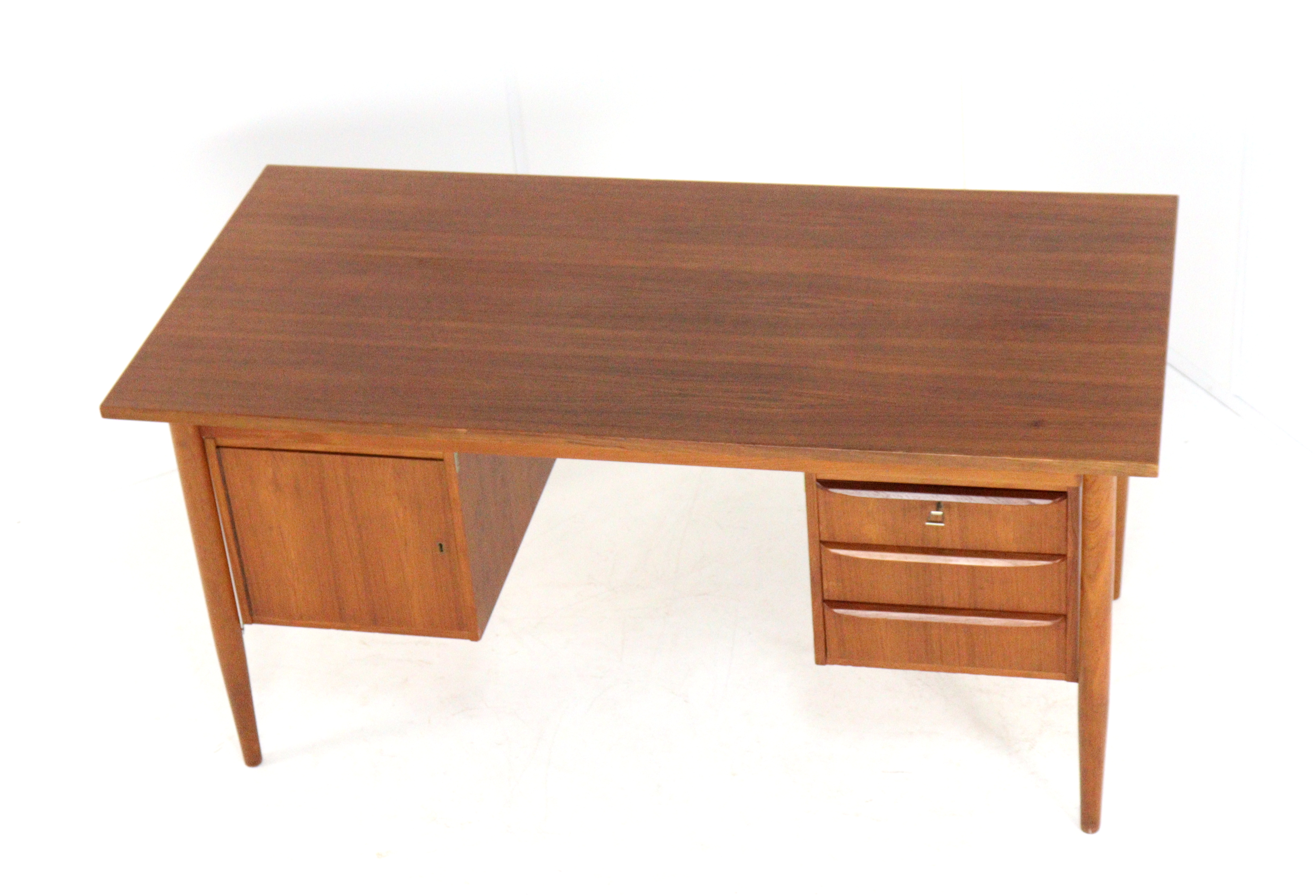 Gunnar Nielsen voor Tibergaard bureau 'Hesselballe'