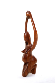 Houten sculptuur van een zwangere vrouw