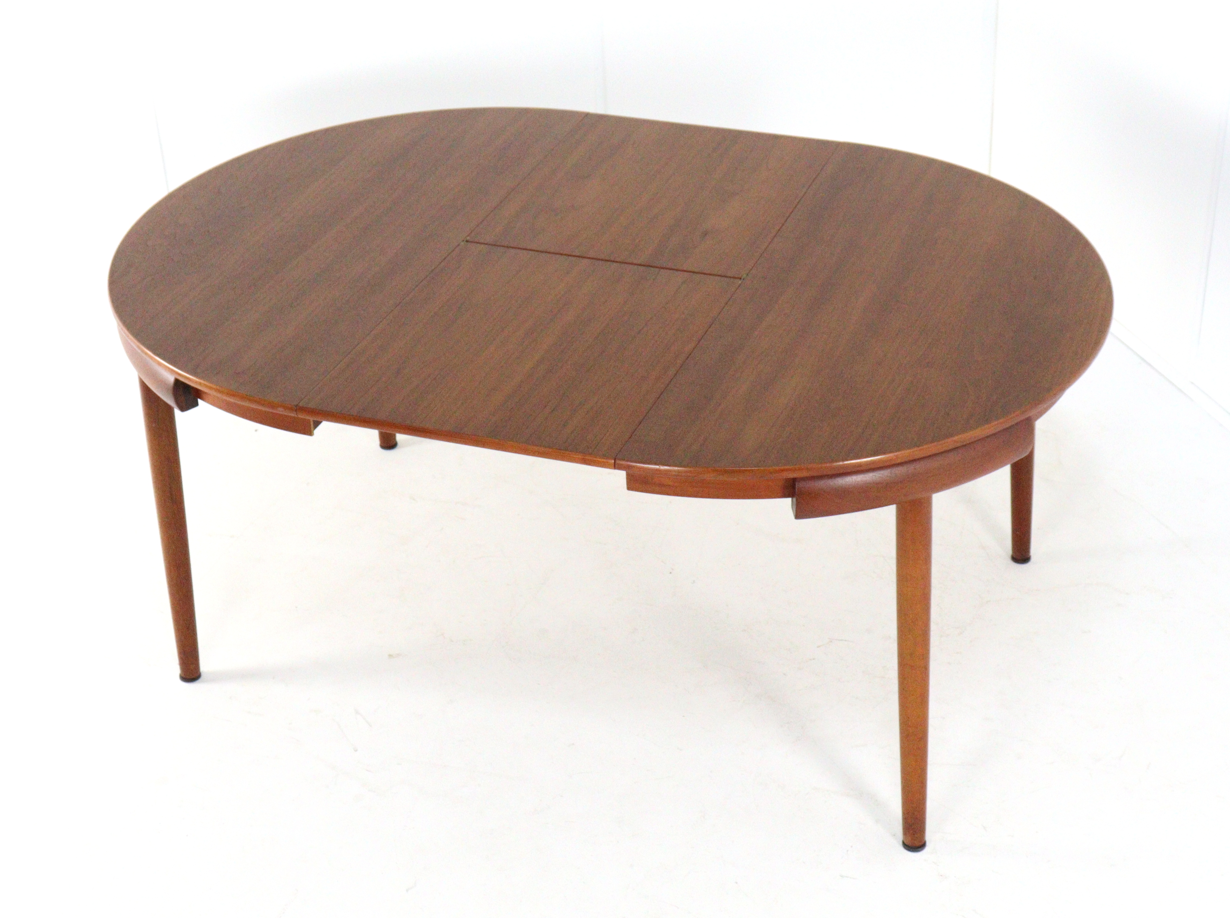 Hans Olsen voor Frem Røjle roundette eettafel + stoelen