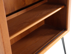 Dyrlund open vitrinekast met verlichting in teak