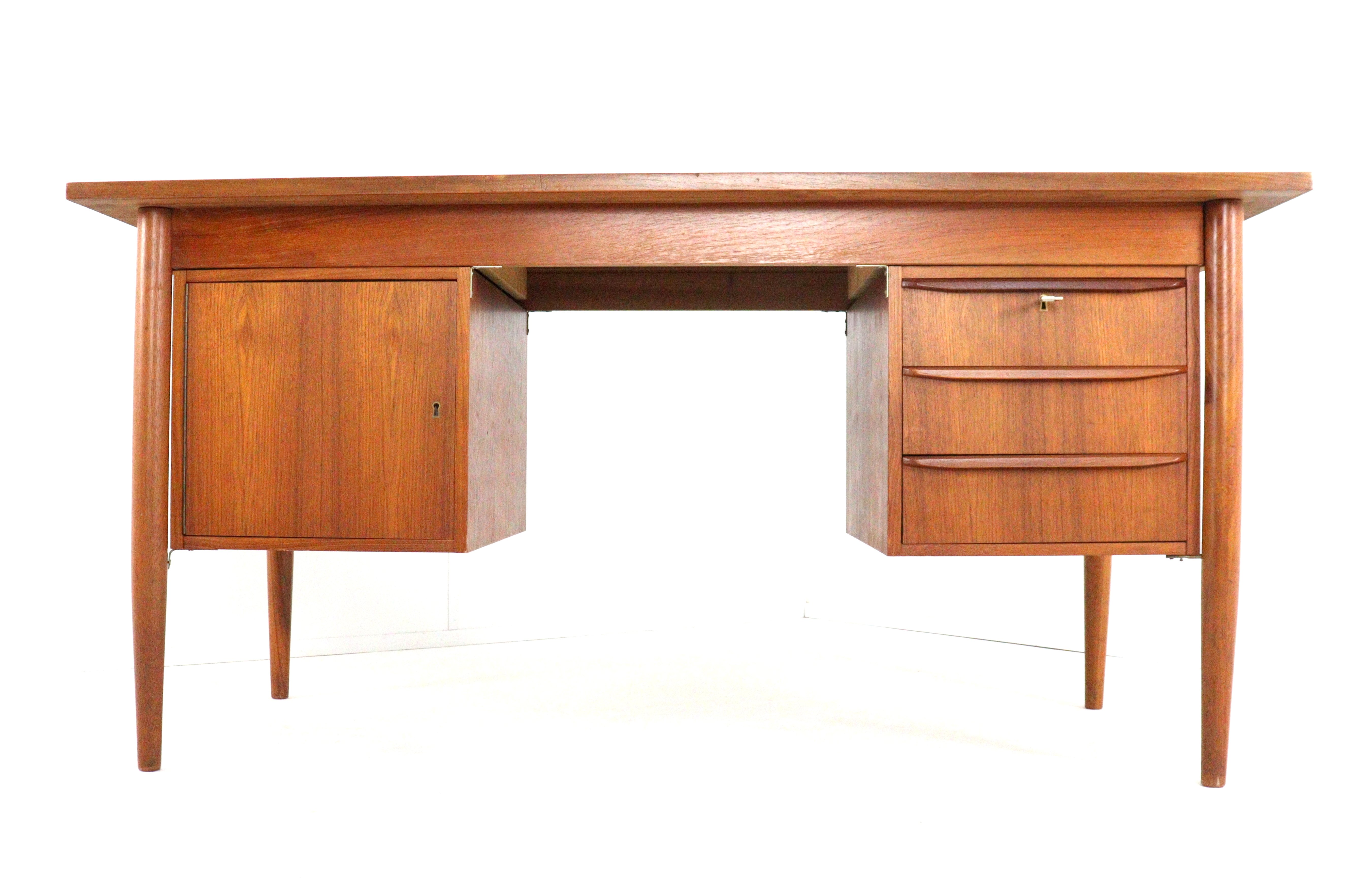 Gunnar Nielsen voor Tibergaard bureau 'Hesselballe'