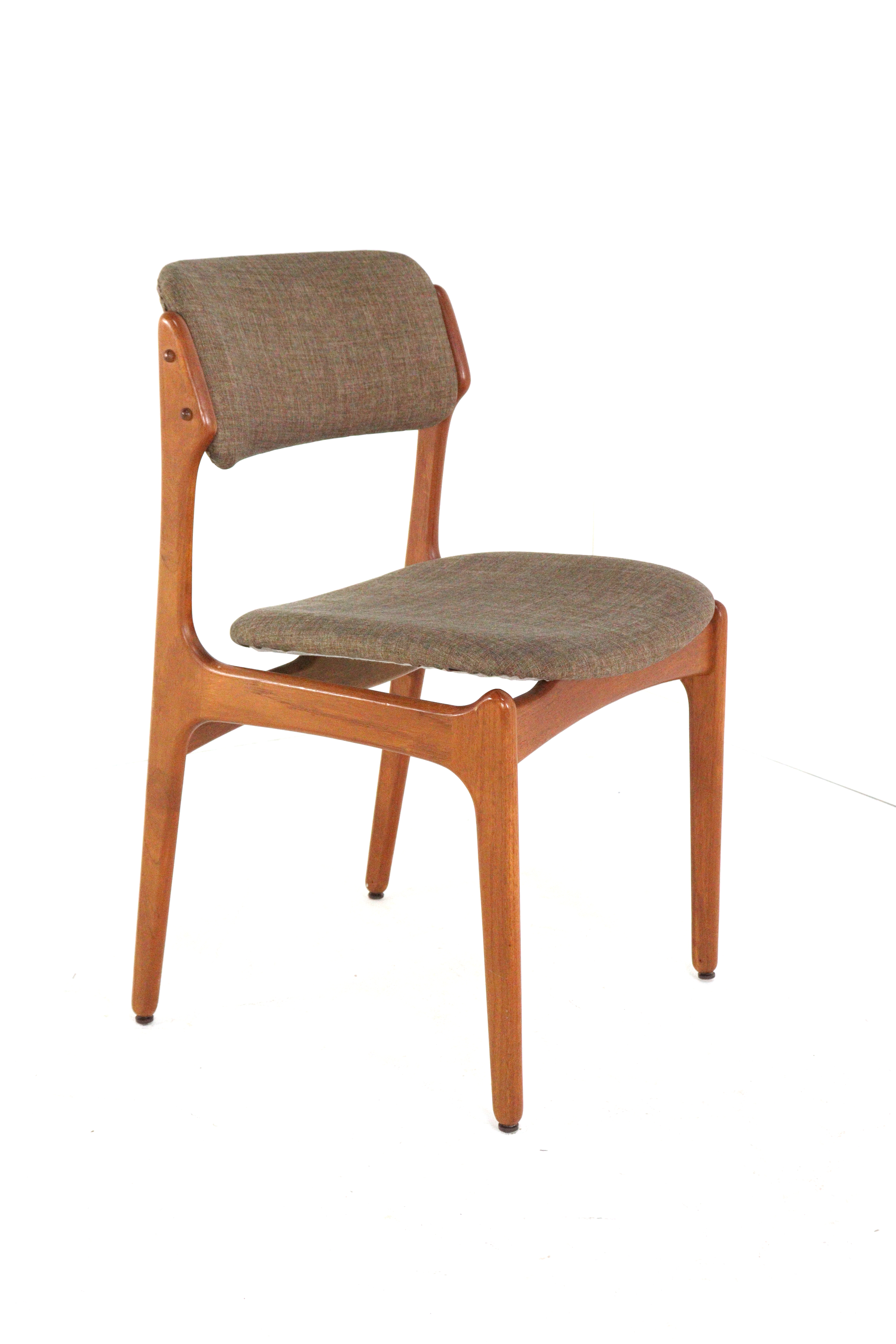 Set van 6 Erik Buch eetkamerstoelen 'Kongvund'