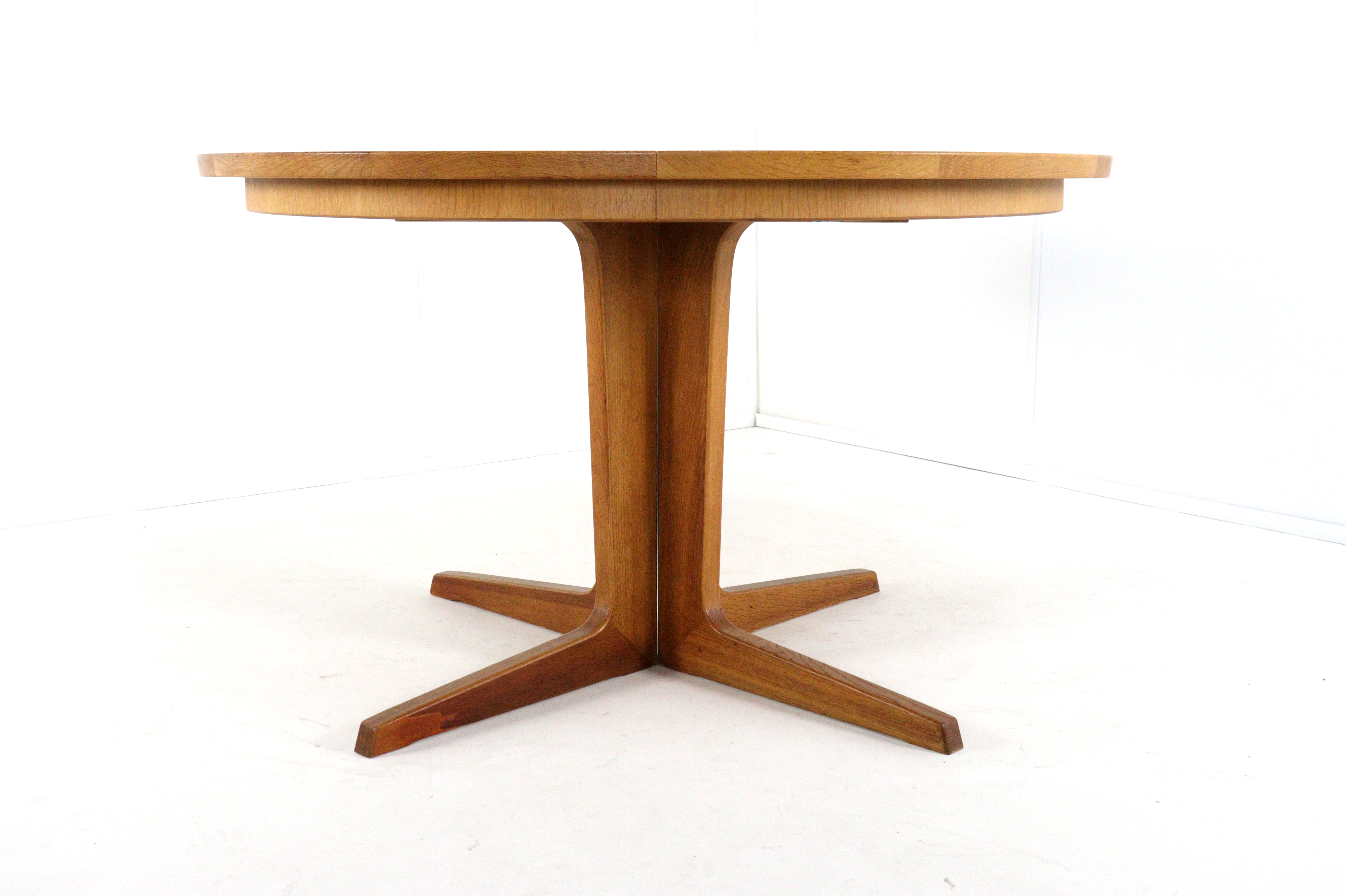 Bernhard Pedersen and Son eiken ronde 2x verlengbare eettafel 'Bogvad'