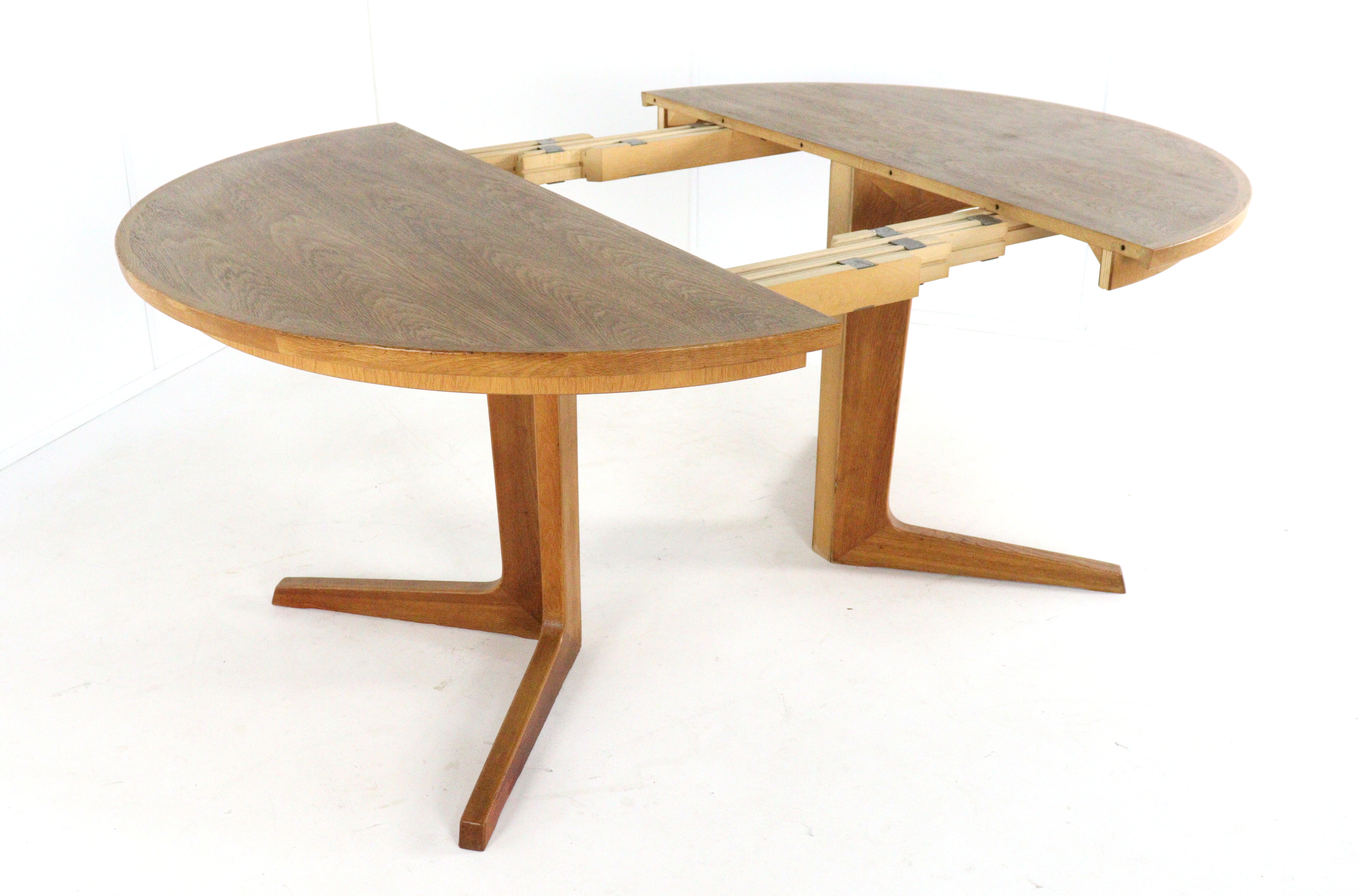 Bernhard Pedersen and Son eiken ronde 2x verlengbare eettafel 'Bogvad'