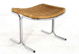 Dirk van Sliedregt voor gebroeders Jonkers voetenbankje