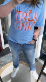 T-SHIRT 'TRES CHIC' | BLAUW