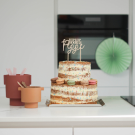 De verjaardagstaart voor de zoon van MissJettle | Taarttopper met naam op naked cake van jeEigenTaart.nl