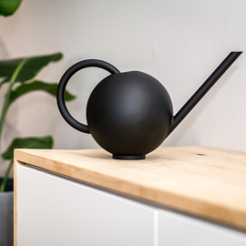 Planten water geven in stijl met de Orb gieter van Ferm Living