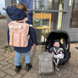 Drie op een rij: Rugzak met naam voor mee naar de opvang én naar school