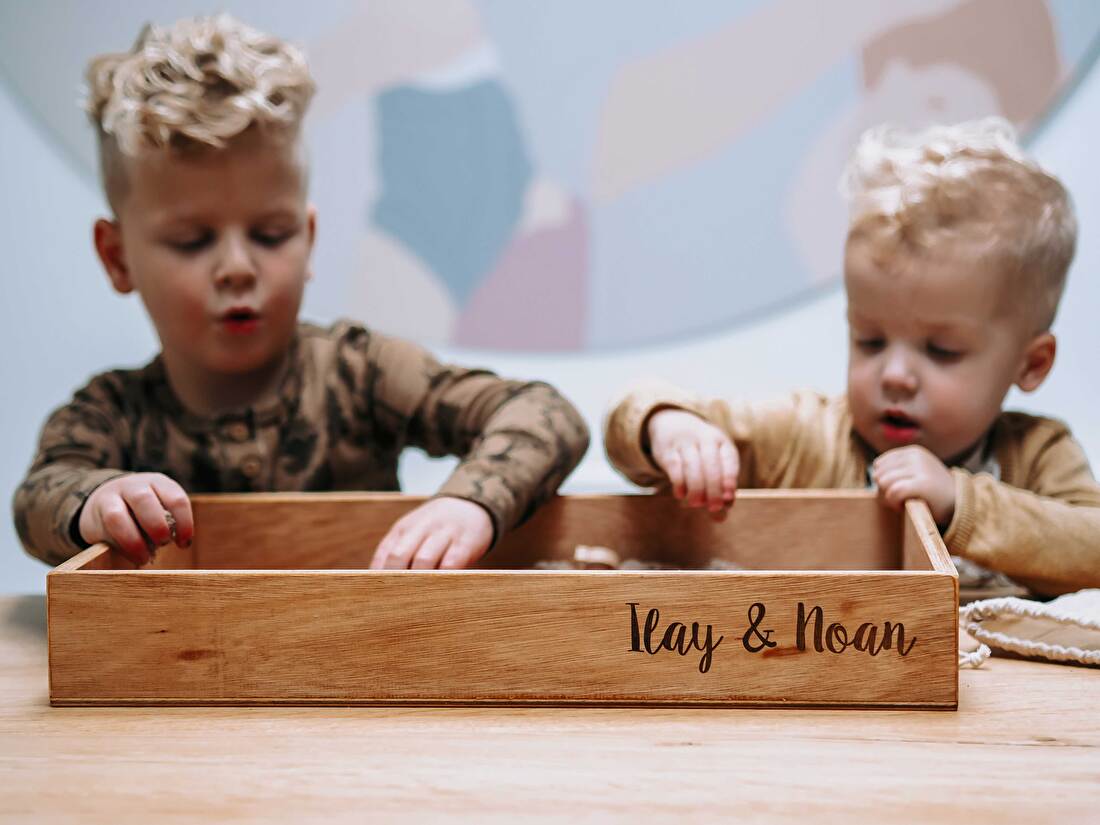 De naam van je kindje wordt in een lettertype naar keuze op de houten speelbak gegraveerd.