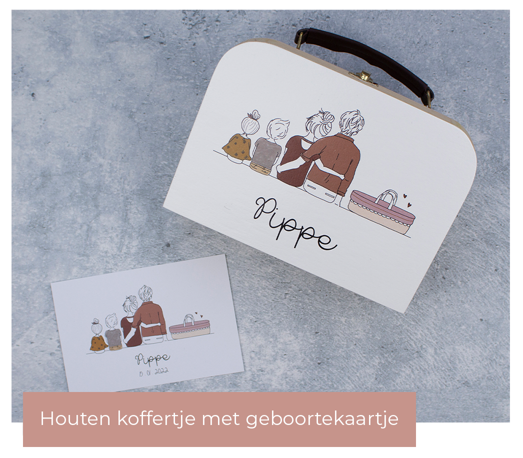 Een houten koffertje met geboortekaartje als kraamcadeau. Leuk ter decoratie en later om mee te spelen.