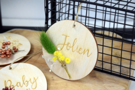 Houten hanger met droogbloemen - gepersonaliseerd