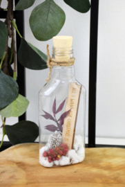 Flesjes met boodschap en  droogbloemen - Flessenpost