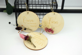 Houten hanger met droogbloemen - gepersonaliseerd