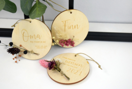 Houten hanger met droogbloemen - gepersonaliseerd