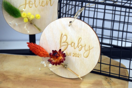 Houten hanger met droogbloemen - gepersonaliseerd