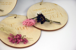 Houten hanger met droogbloemen - gepersonaliseerd