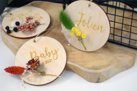 Houten hanger met droogbloemen - gepersonaliseerd