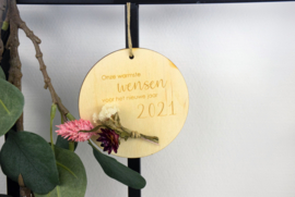 Houten hanger met droogbloemen - gepersonaliseerd