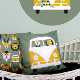 Kussen kinderkamer safari jungle dieren in VW bus -  olijf groen + oker geel