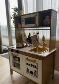Ikea keukentje goud van Sabine