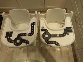 Kinderstoel van tweeling Jantine met autobaan stickers