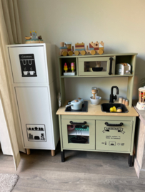 Ikea keukentje van Nienke met koelkast