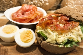 Broodje huisgemaakte eiersalade met spek