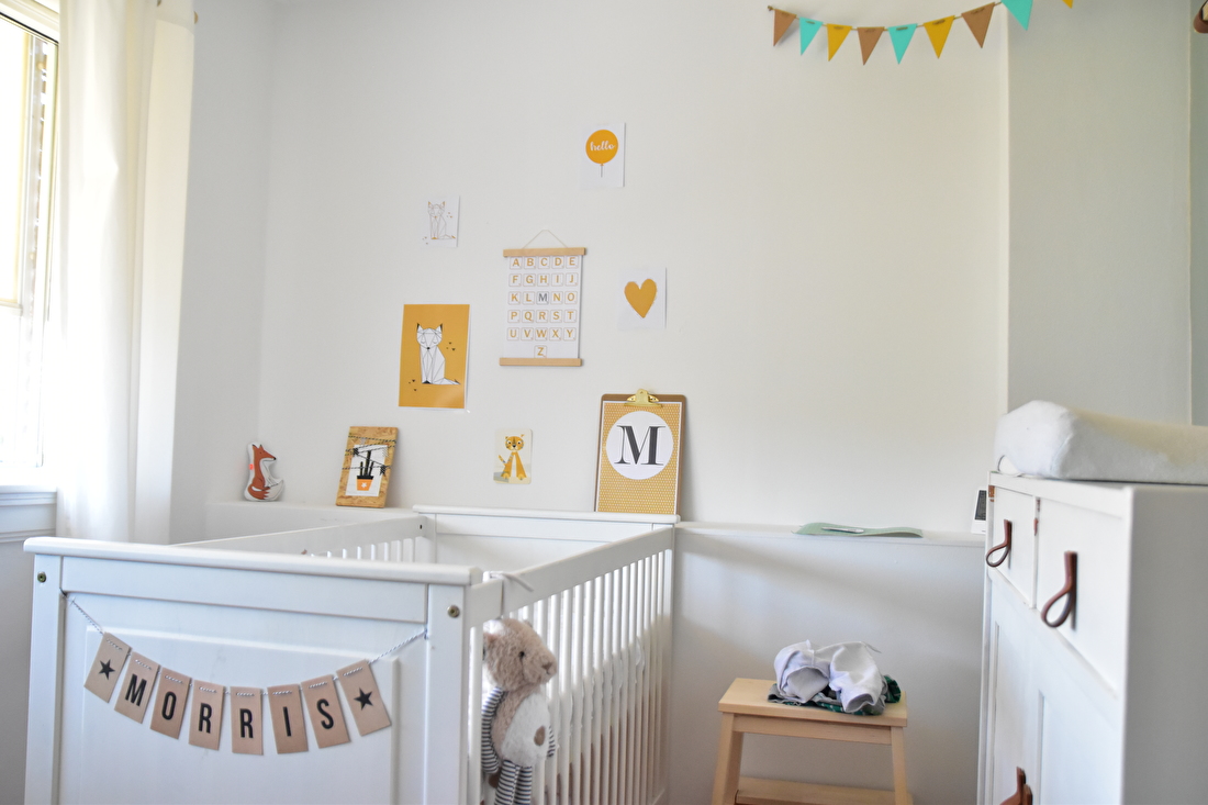 Frisse babykamer okergeel en groen