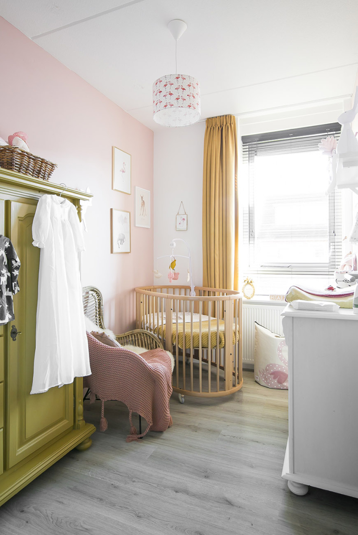 Babykamer roze en okergeel