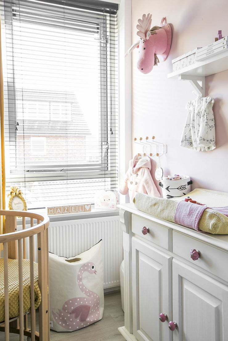 Babykamer roze en okergeel