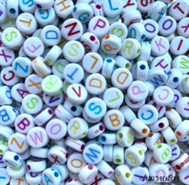20 gram witte letterkralen met kleuren letters mix plat