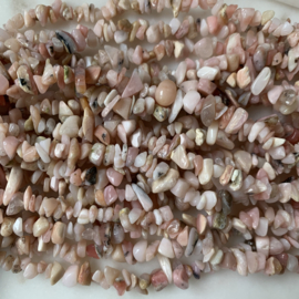 Roze Opaal halfedelsteen chips kralen 10 gram (ca. 40-50 stuks)