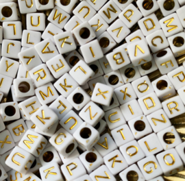 Witte blok letterkralen met gouden letters 20 gram