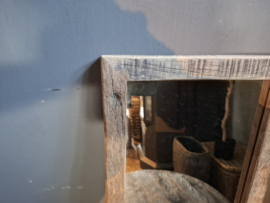 Spiegel met houten rand
