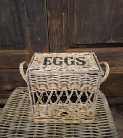 Rotan mand voor eieren