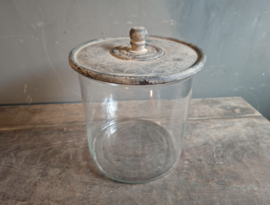 Glazen pot met houten deksel