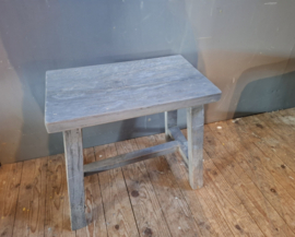 Houten banken en krukjes