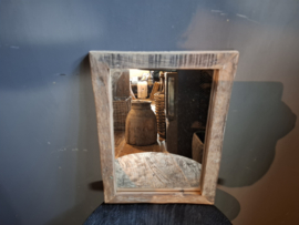 Spiegel met houten rand