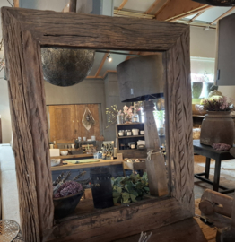 Spiegel met houten rand