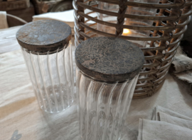 Glazen pot met houten deksel