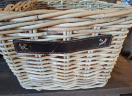 Mand met lederen handvatten