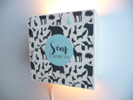 Lamp steigerhout babykamer van het geboortekaartje