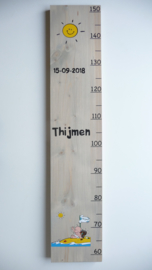 Groeimeter  steigerhout kinderkamer van geboortekaartje Thijmen