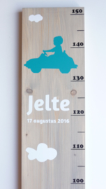 Groeimeter met naam jongetje in auto en vliegtuig